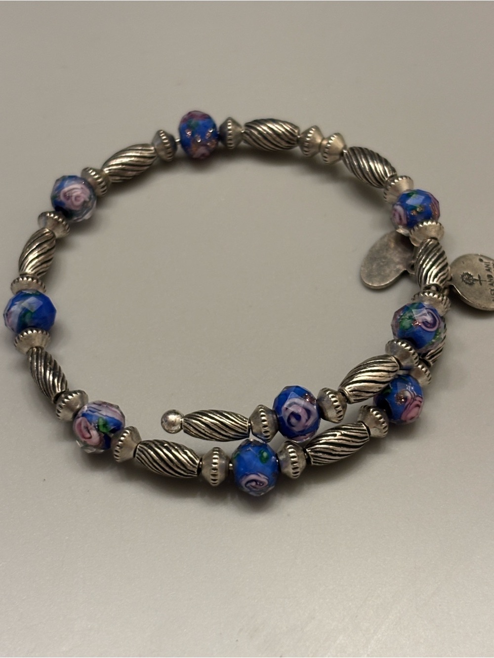 Vintage-Inspired Blue Floral Bead Bracelet with Silver-Tone Accents